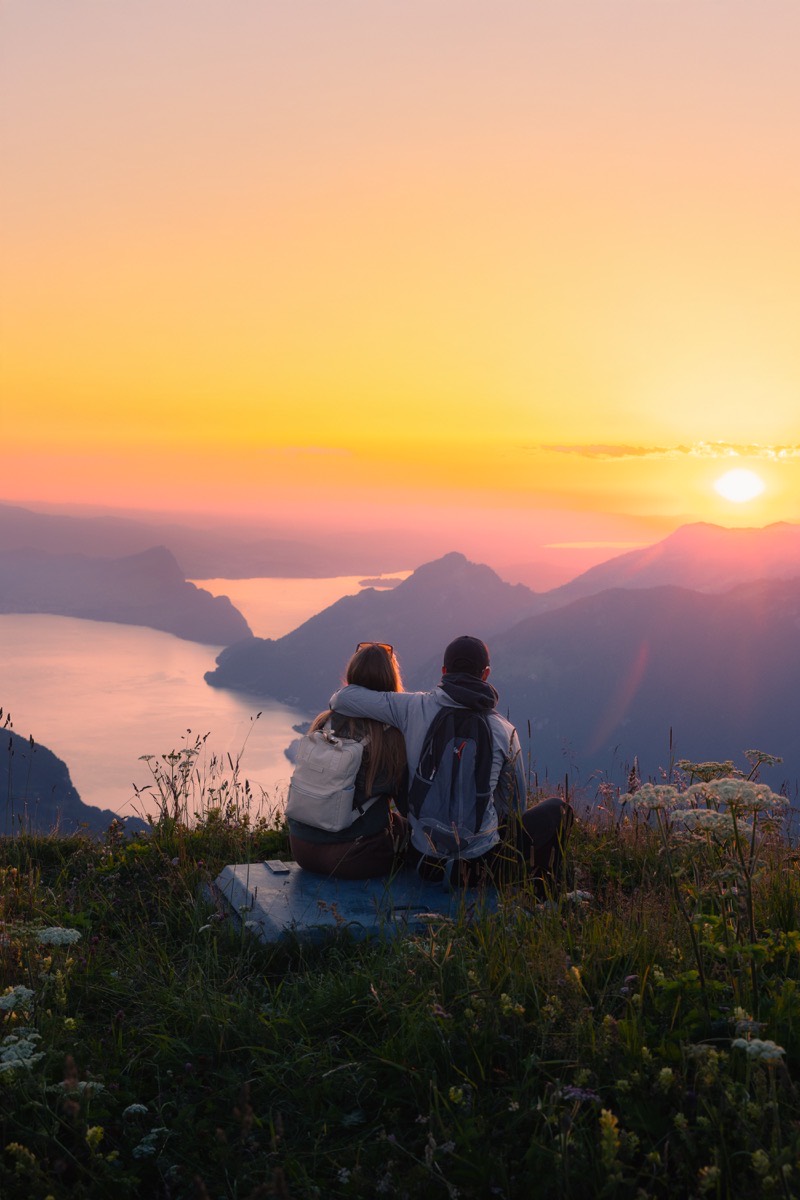 Der Fronalpstock über Stoos bei Sonnenuntergang mit Blick über den Vierwaldstättersee.