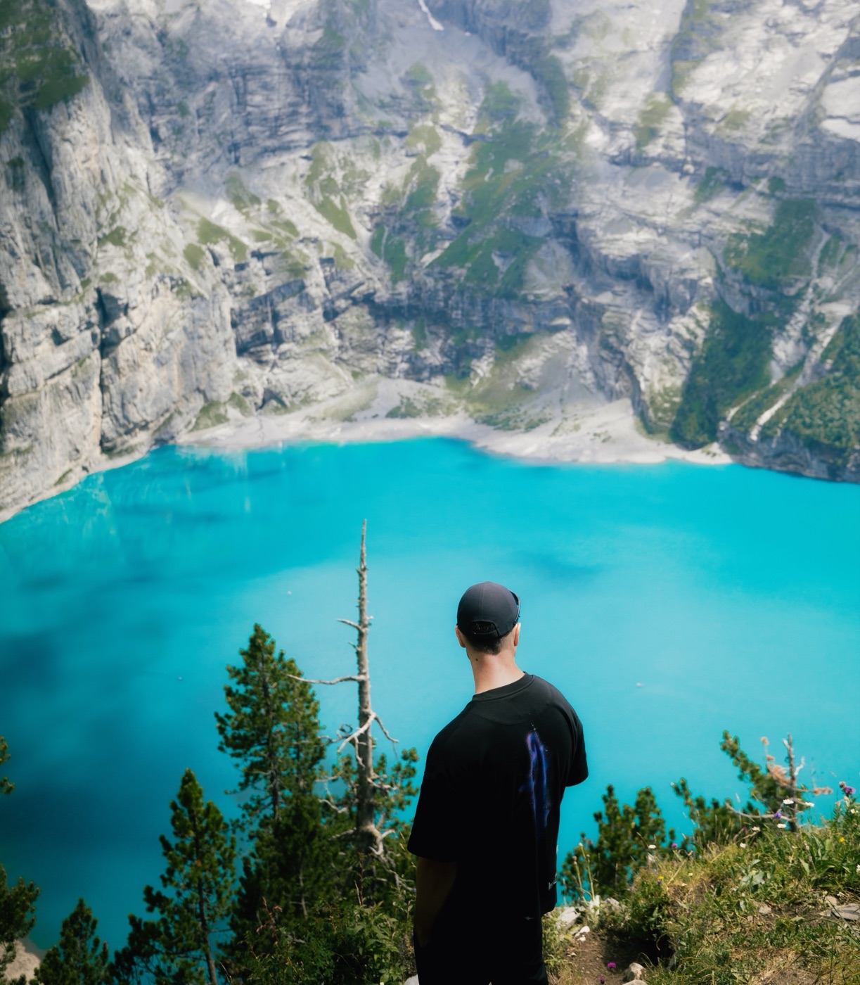 Der türkise Oeschinensee oberhalb Kandersteg im Berner Oberland.