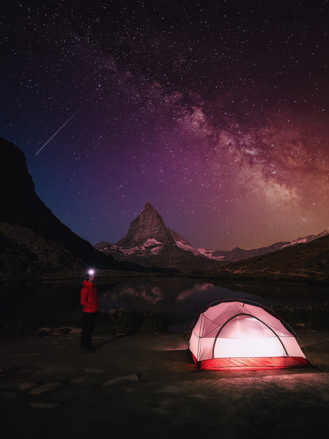 Riffelsee avec le Cervin sous le ciel nocturne.