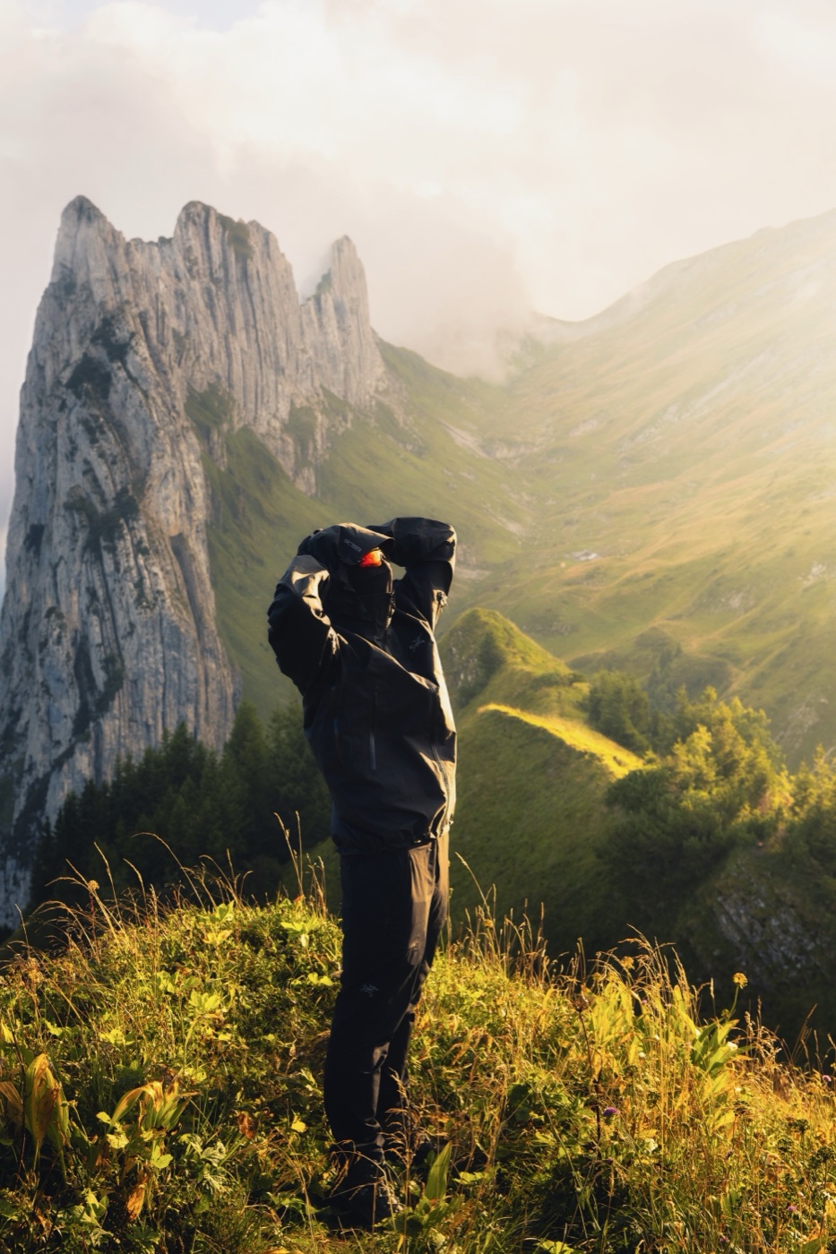 La Saxer Lücke, une brèche marquée entre deux sommets de l'Alpstein, avec la lumière qui passe au travers.