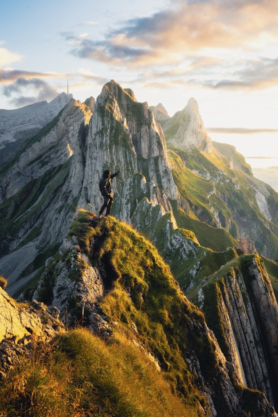 Le Schäfler, crête au-dessus de l'Ebenalp en Appenzell à l'heure dorée, avec les vallées dans la brume.