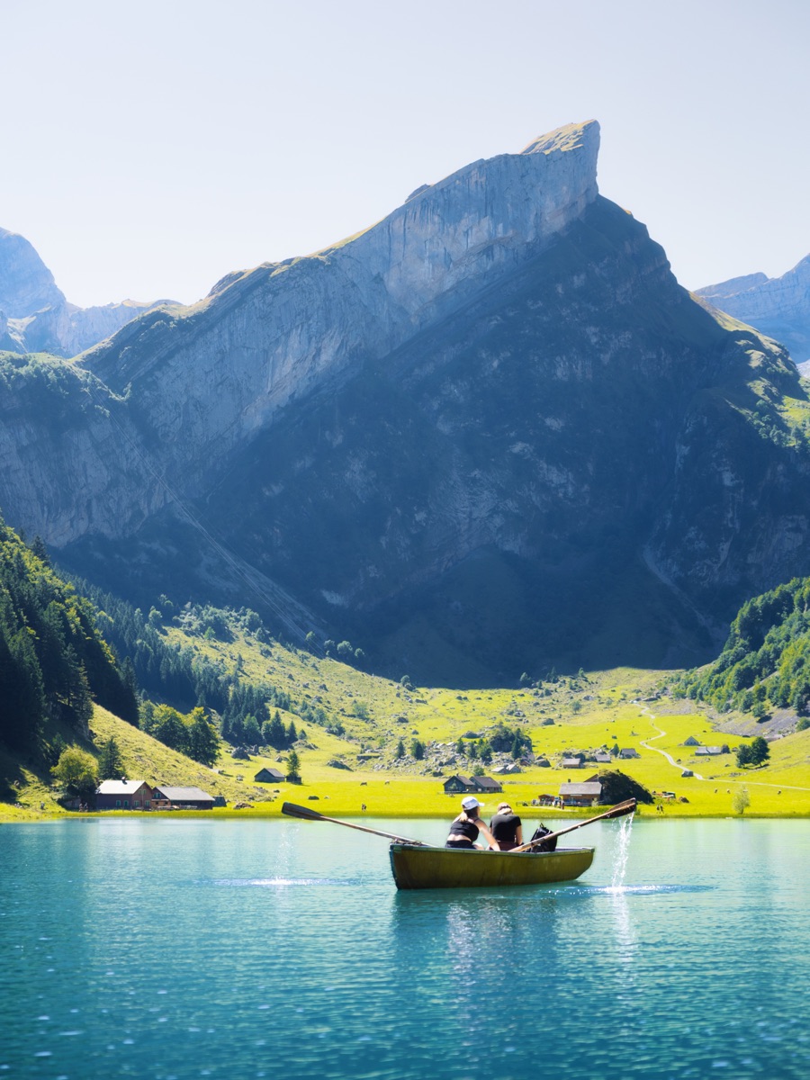 Barque sur un lac alpin turquoise