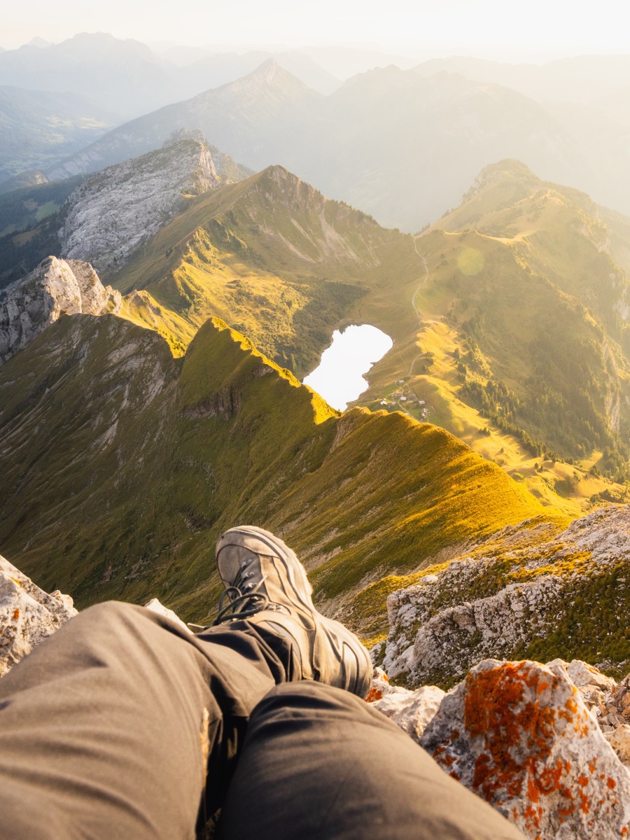 Vue d'un sommet sur un lac alpin au coucher du soleil
